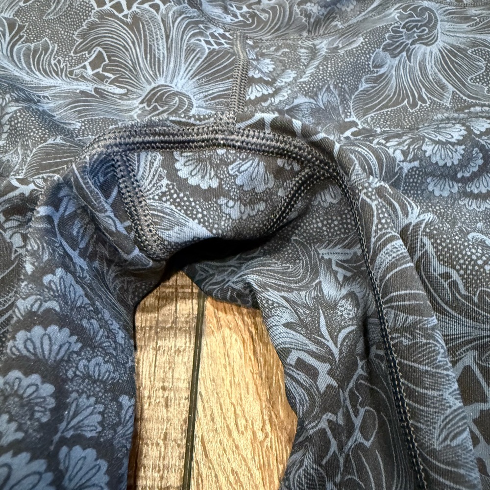 lululemon athletica Women's Navy Floral Joggers - Picture 5 of 10